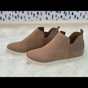 Hidden wedge sneaker